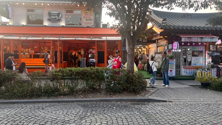 看到體驗皇上韓服的遊客