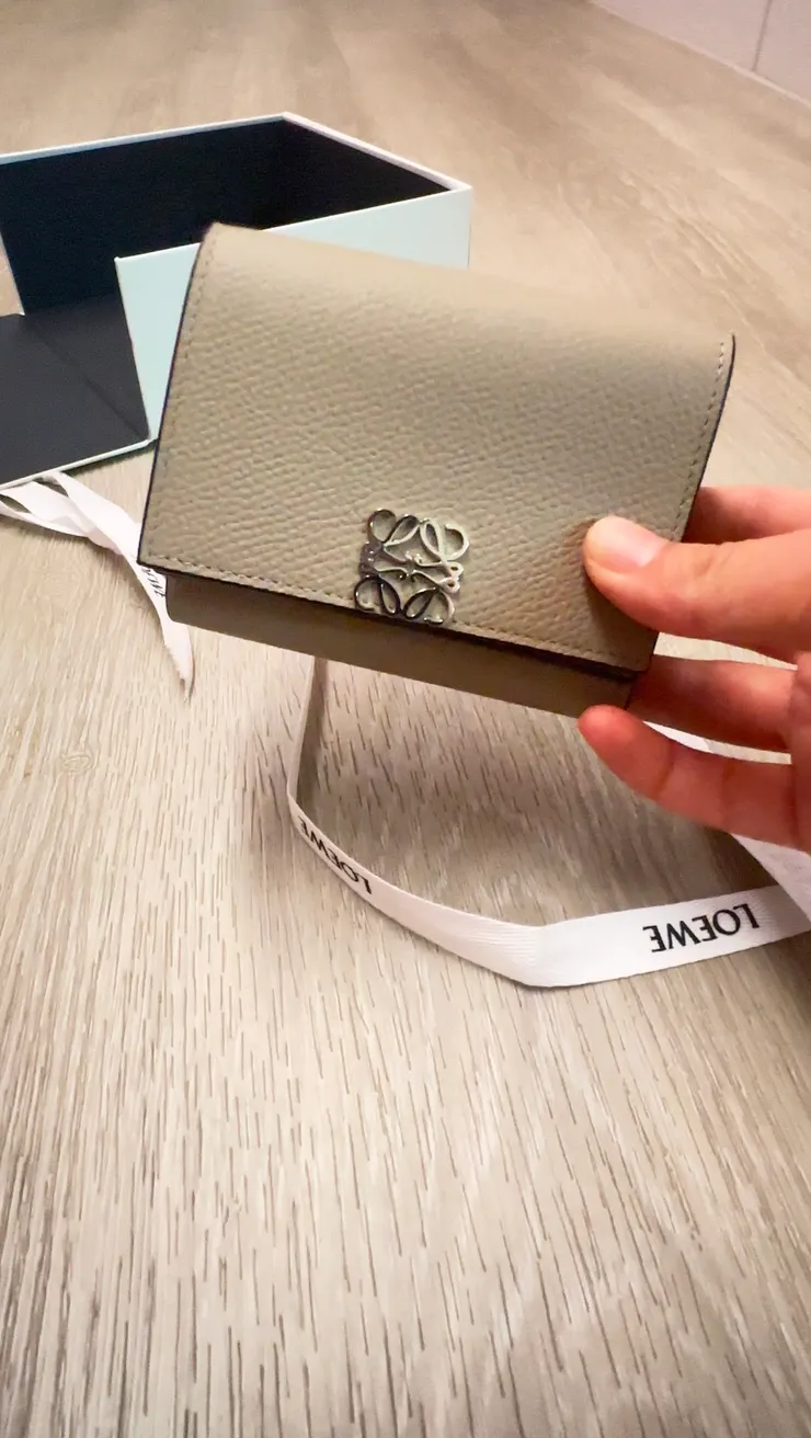 Loewe荔枝小牛皮三摺錢包。