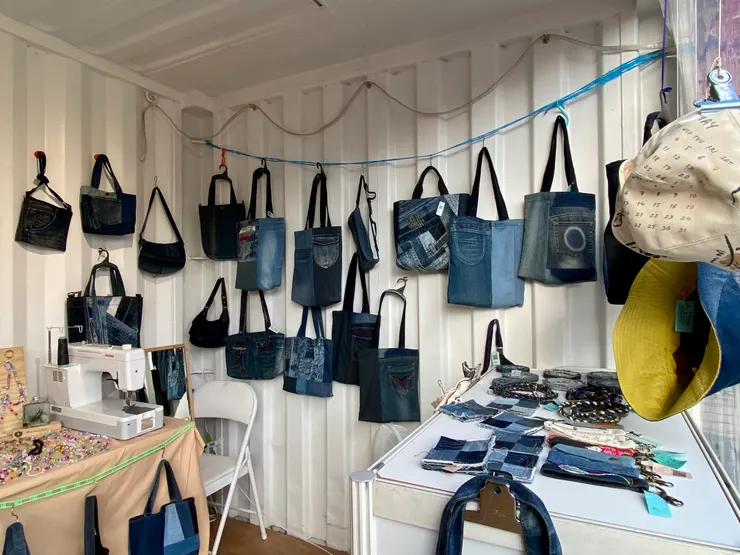 ▲ 這些都是油牛仔褲巧手變身的再生製品