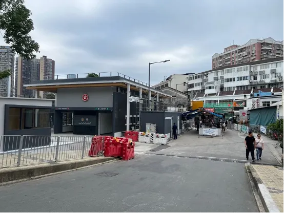 前面就是中英街，越過這條界線就是深圳了。