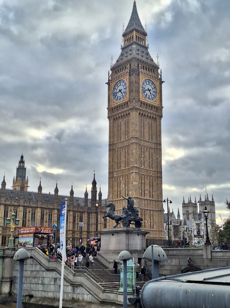 △矗立在泰晤士河畔的大笨鐘(伊莉莎白塔)