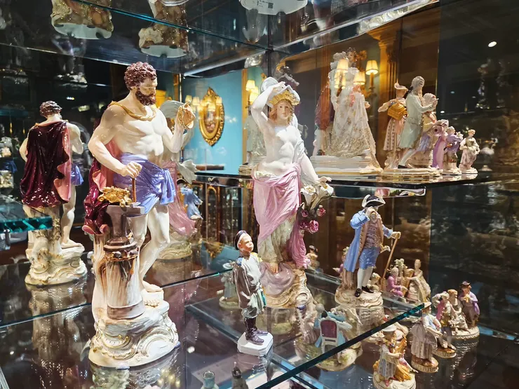 四時系列中,分別代表《白天》的火神與《早晨》的曙光女神。