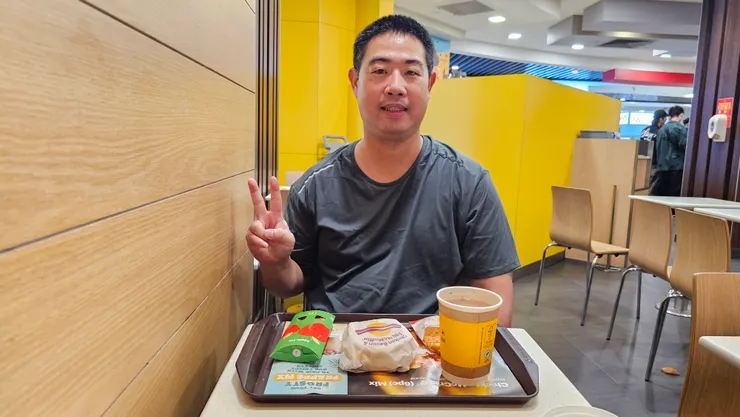 我和老爸在新加坡怡豐城享用麥當勞早餐!進聖淘沙的必經之地就是怡豐城!