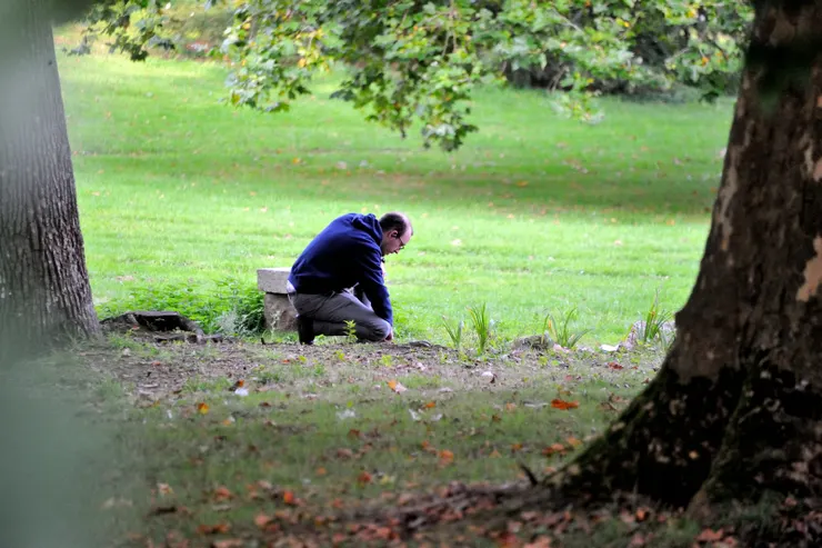 【在堡內漫步時遇到老堡主的兒子伊安·德·羅克弗伊爾（Ian de Roquefeuil），他正順手整理庭園。】