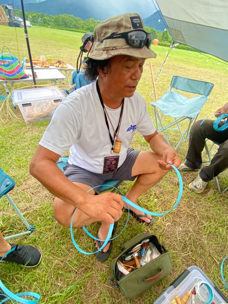 藤編老師，用塑膠帶充當藤，教學