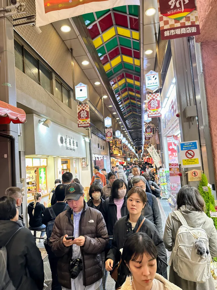 越是到了吃東西的時間錦市場的人潮也開始增加