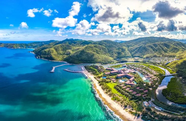 三亞灣 ©DreamArchitect/Shutterstock.com