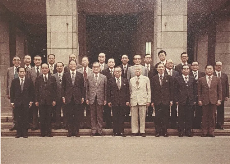 1978年政務委員與蔣經國及行政院各部會首長合影（圖片翻攝自《澄懷觀道》）