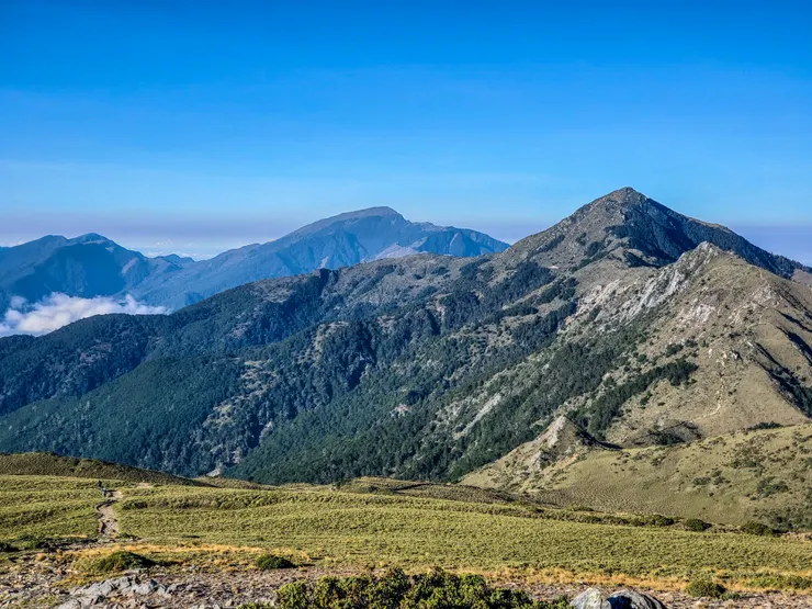 接著往向陽山北峰前進