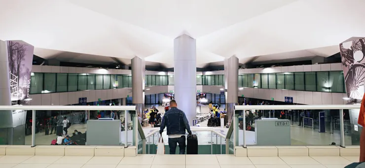 從GUA機場二樓美食街往下拍的視角。