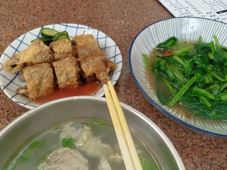 香香美食：雞捲、燙青菜與貢丸湯