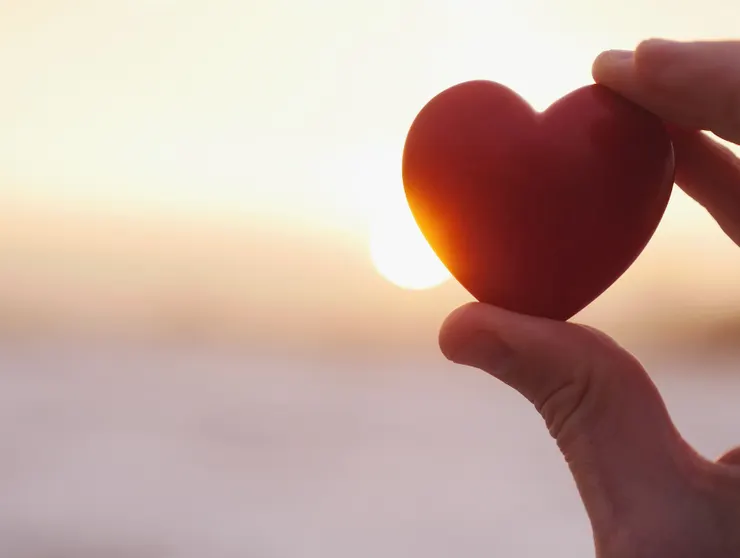愛是能放進手裡？還是只能藏在心裡？