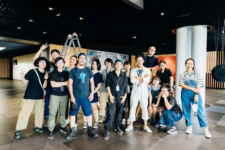 策展常需要多人腦力激盪(圖為「半隻羊立體書實驗室」策展團隊)