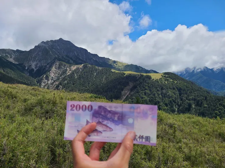 對應2000元背景的視角,看到山友在拍和他借用