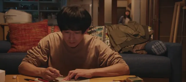 製作拼圖中的直男(圖片來源: 網路)