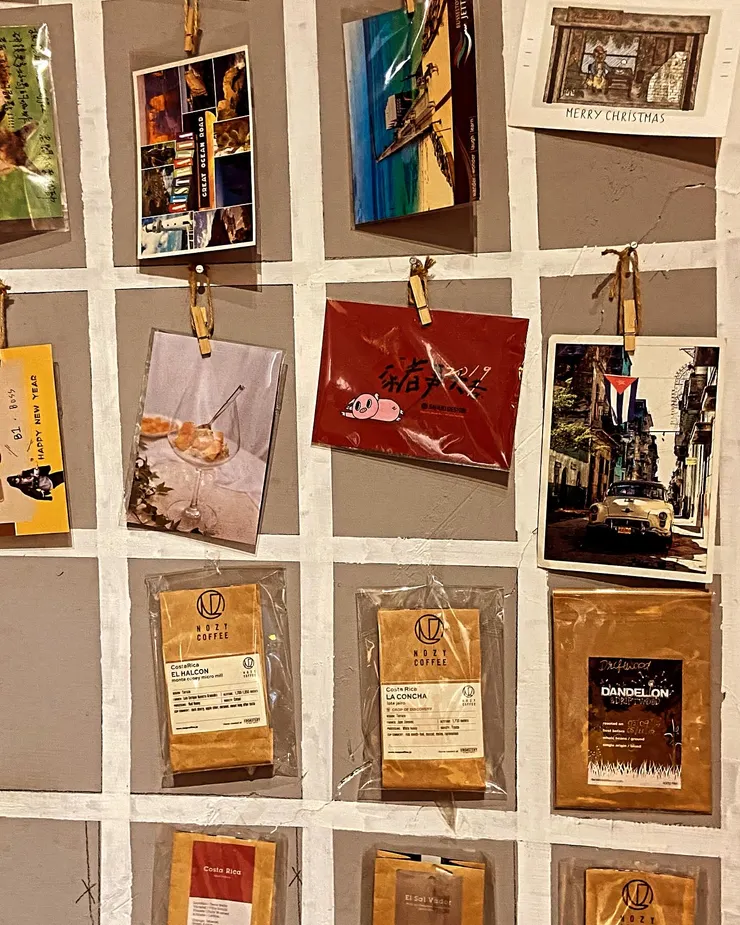 DoDidDone Coffee Research的牆壁裝飾是一包包的咖啡豆