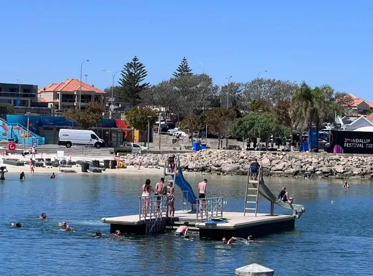 正午時分，年輕人照常玩著水