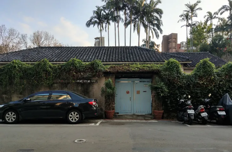 靠近巷底18巷16號，是灣生畫家立石鐵臣故居