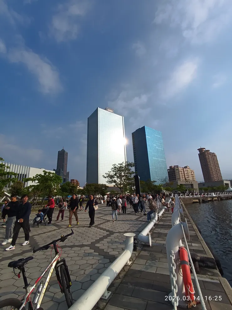 香衣唇紅髮染就，皆自拍攝