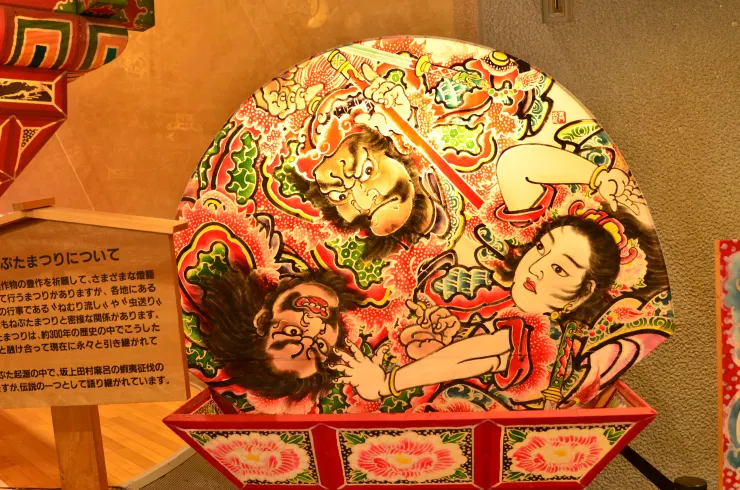 燈籠彩繪精美