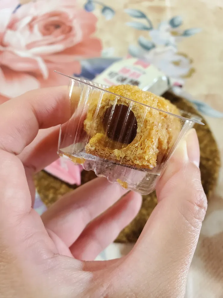 中間的孔大概一指寬的洞