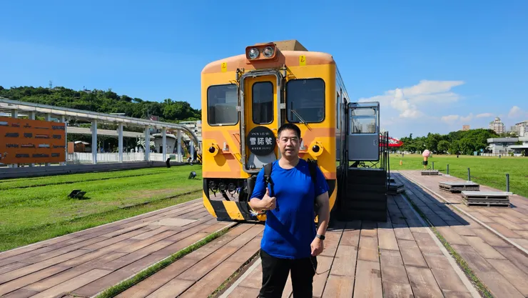 我身後就是雪諾號義式冰淇淋!前門上車後門下車喔!