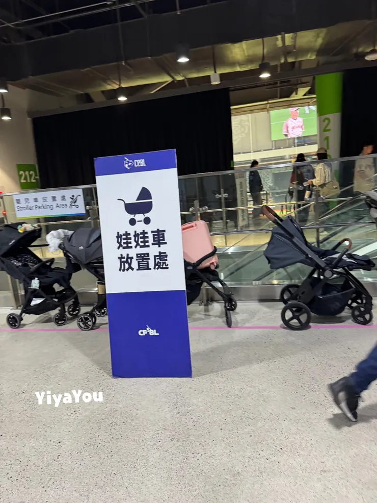 娃娃車放置區不只一處,廊道寬廣也蠻好推的,算是推車友善的球場。