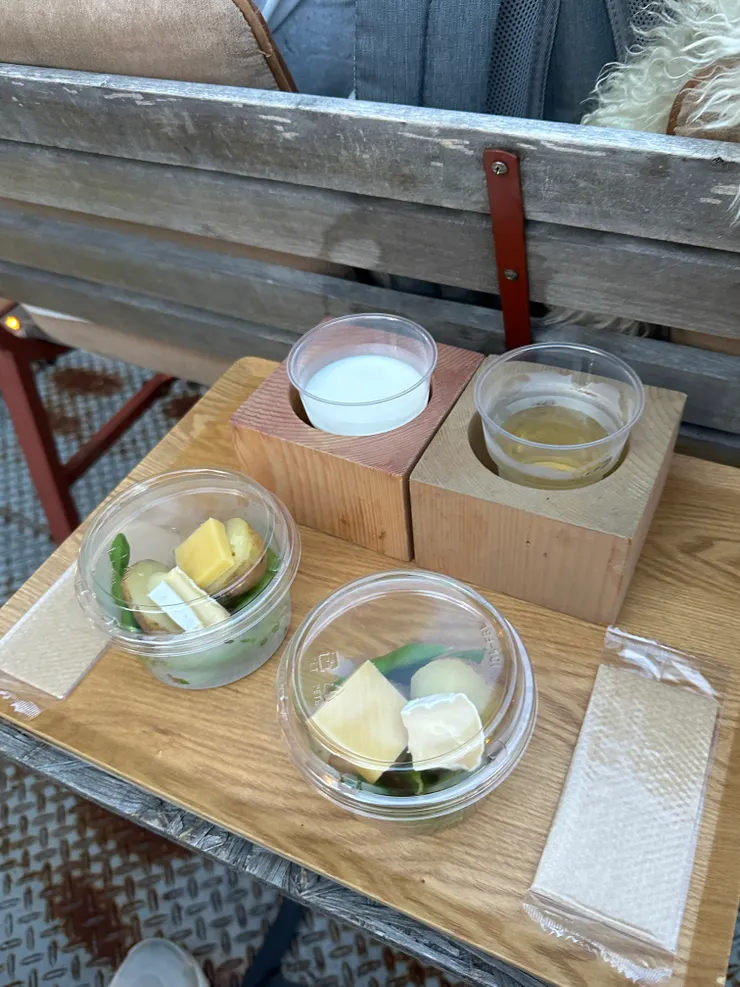 小孩的飲料，牛奶跟葡萄汽水