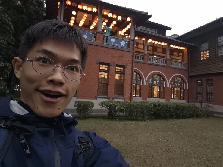 遊蕩在溫泉旁邊的是....