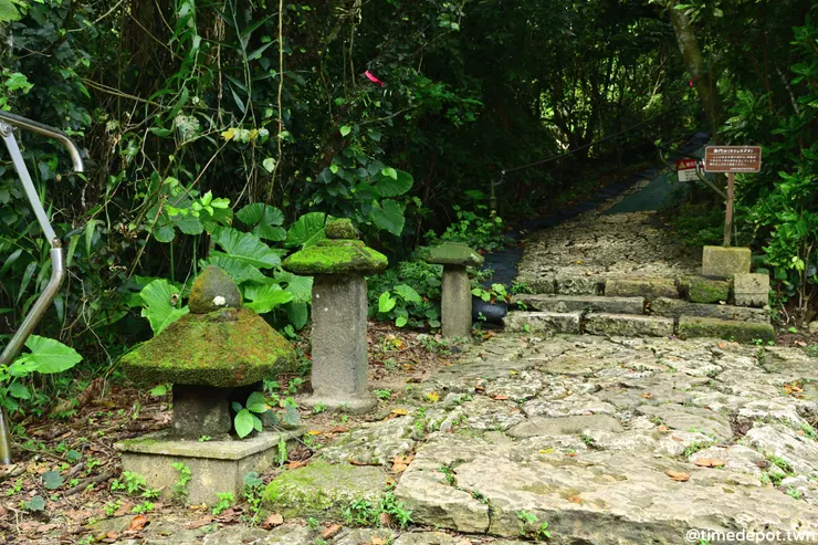 前往聖地的入口放置著不少石燈籠