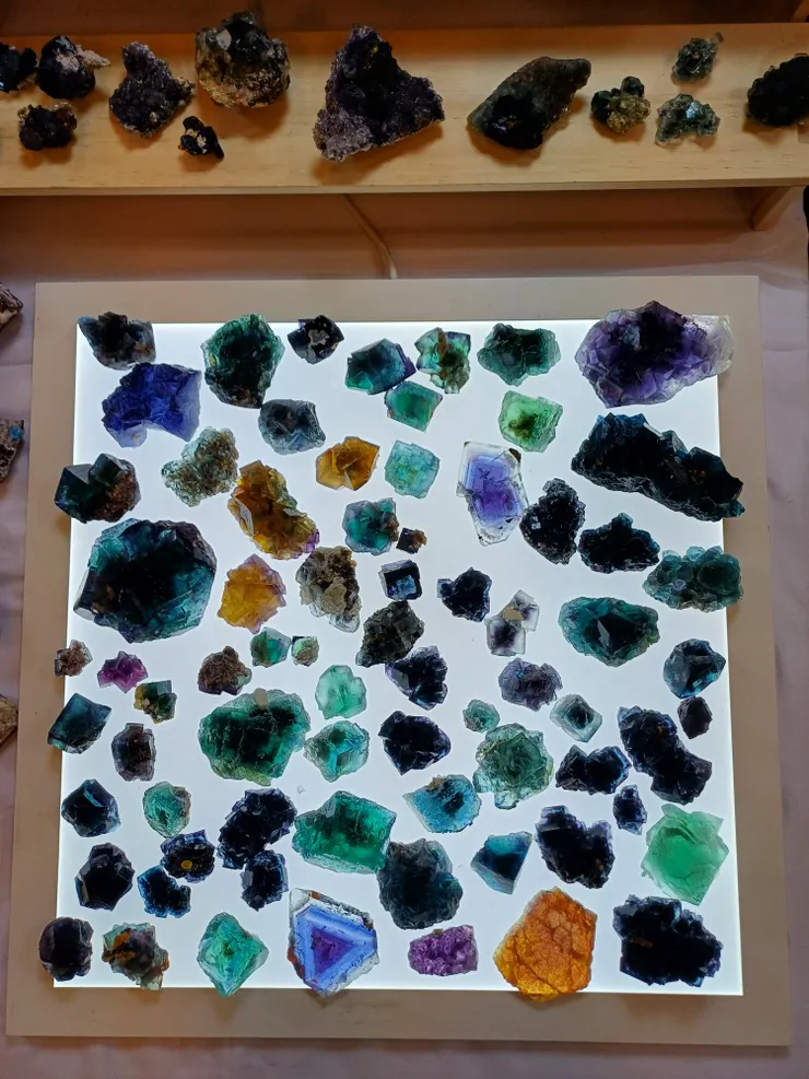 琳瑯滿目的螢石，在打燈之下各顯精美特色