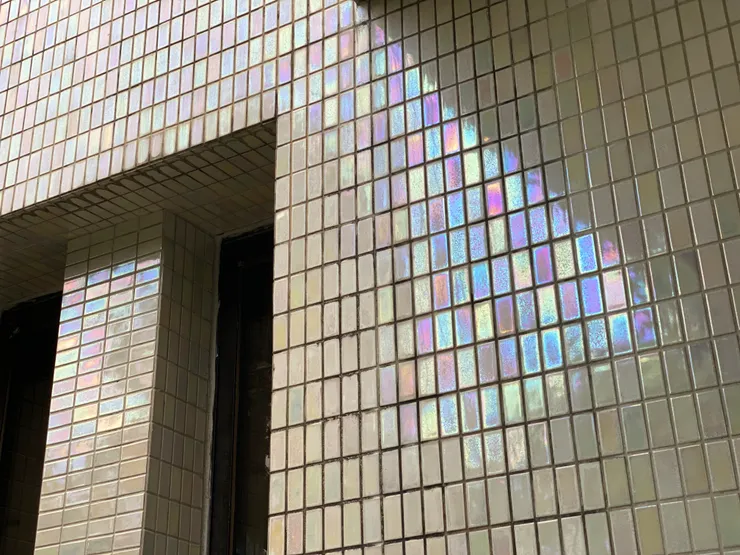 帶有七彩光澤的白色釉面磚