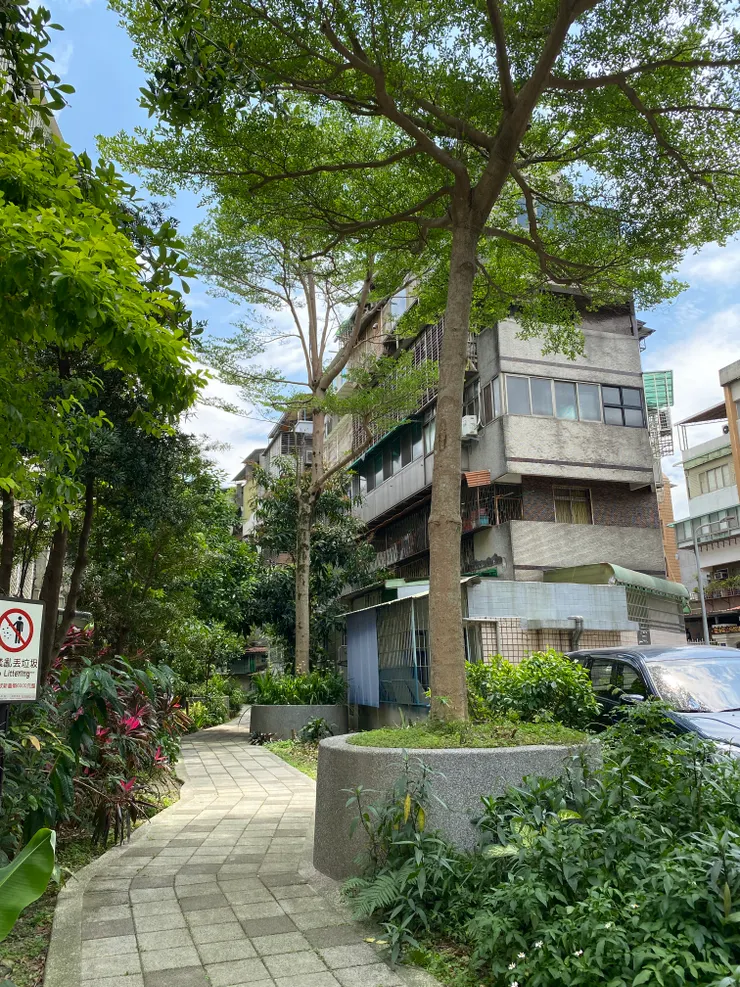 公寓後巷整理成美麗的綠廊道，萬盛溪在腳下蜿蜒流過。