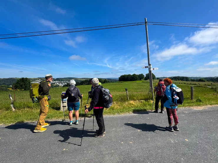 有叉路，大家不約而同的往左走， 因為路程比較短， 但會遇到陡下踩點落差較大，約300公尺的土石路（大概像我們新竹的飛鳳山土路的部份）