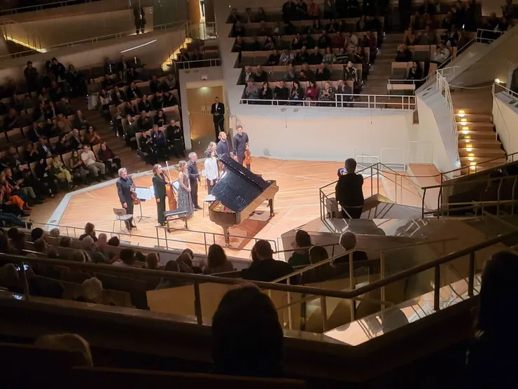 柏林愛樂廳欣賞由魏德曼 、小提琴家麗莎·巴蒂亞什維利 (Lisa Batiashvili)帶領多位新生代音樂家一起演出的音樂會，作品內容為現代樂作品。