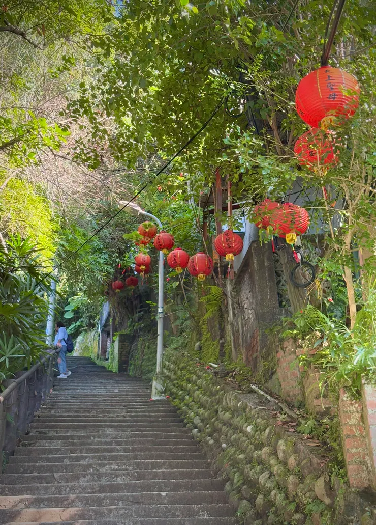 一開始是階梯，牆邊掛著旁邊「紫範宮」的紅燈籠