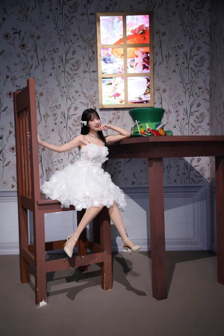 楊若歆受邀愛麗絲拯救仙境光影互動展一日店長