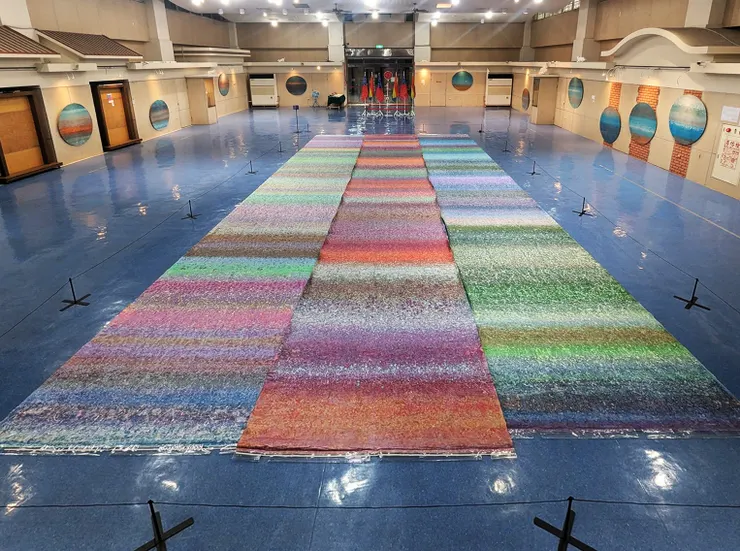 積吶虹光,〈青天白日滿地「虹」〉,2018年。