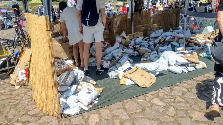 一開始以為是賣「盲包」,結果是不知哪來的包裹