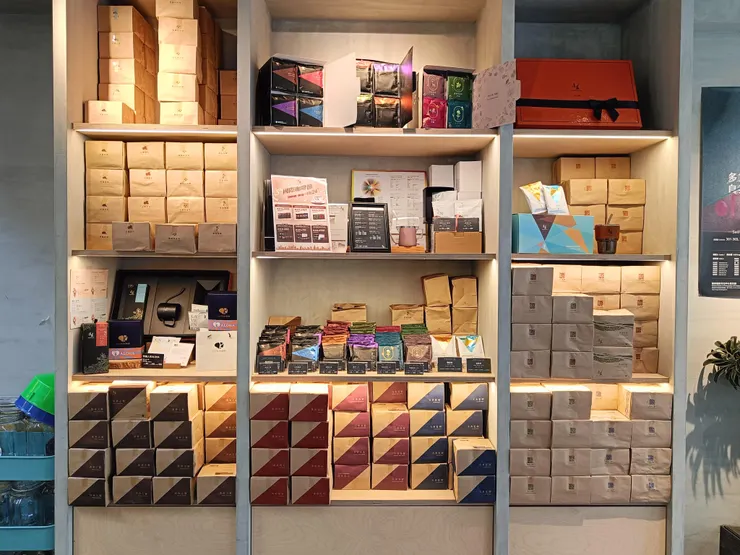 仍有一大面牆販售自家咖啡