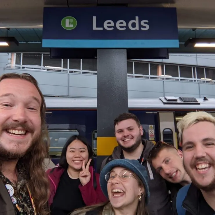 我與第一年的其他幹部一起前往Leeds時於火車站的合影。