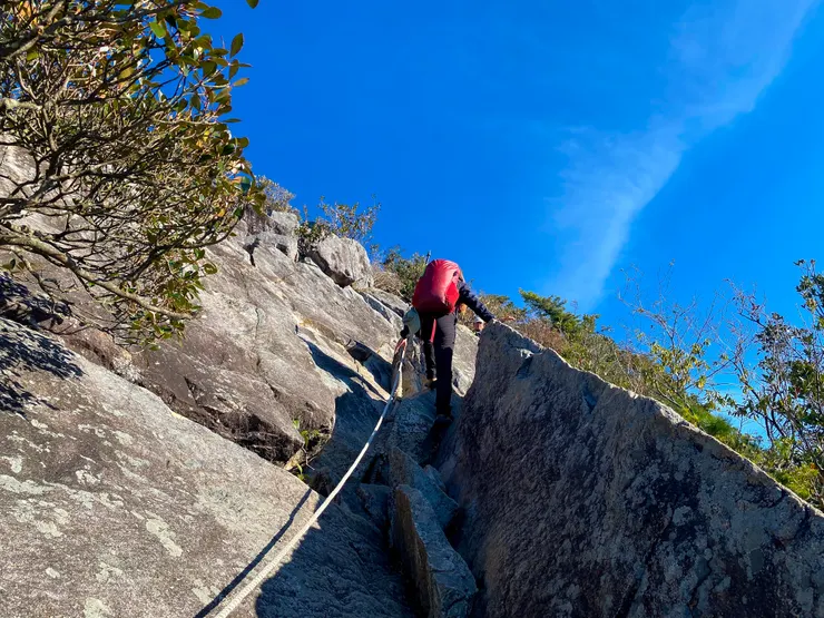7:47  離開樹林開始鳶嘴稜線攀爬