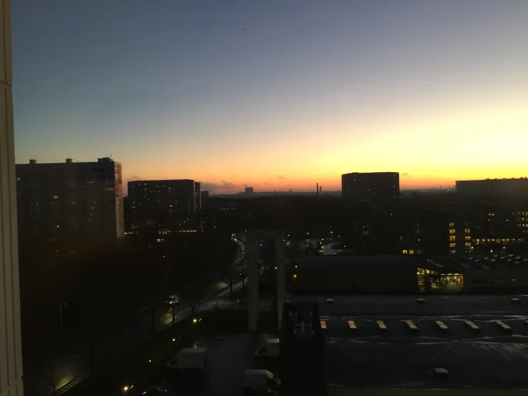 05:26。城市亮著，沒有_人。