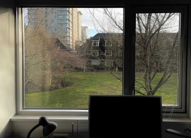 2024 年春,溫哥華書桌前的晨光