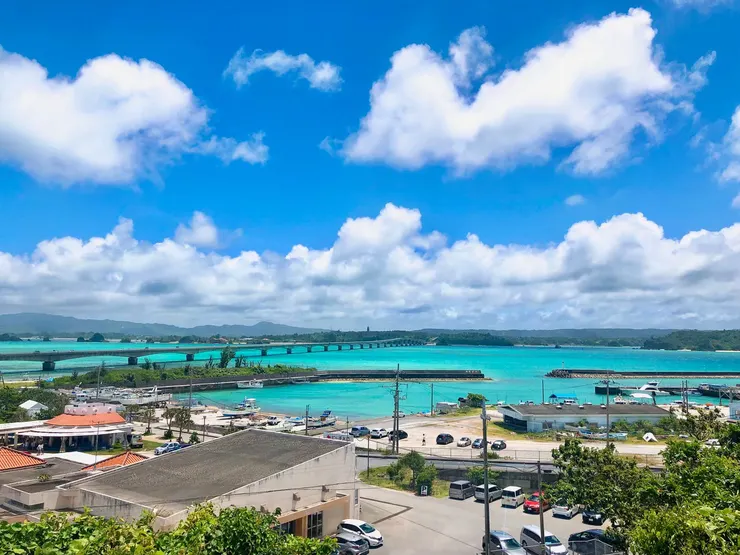 7月初晴朗的古宇利大橋