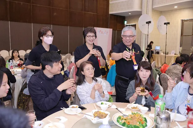 伊甸董事長陳宇昭(右1)向志工致意，感謝他們一年來的辛勞付出。