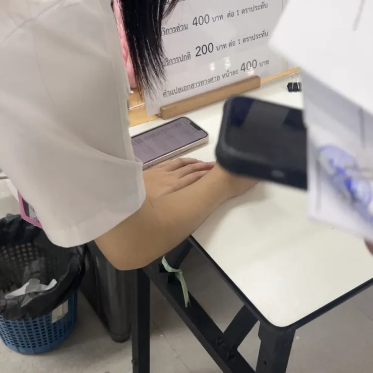 外交部3F: 類似服務志工的櫃台 協助兌換號碼牌