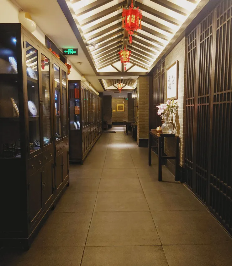 走道邊的展示櫃以各種珍貴的乾貨、茶葉為主