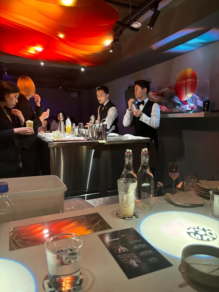 我真的好喜歡上面橘色的板子透光後的效果