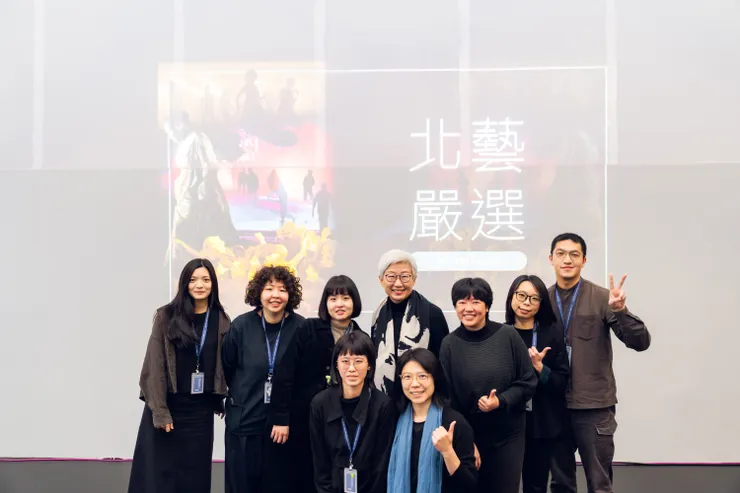 臺北表演藝術中心董事長王文儀（中）與中心同仁共同策劃「北藝嚴選」系列節目。（台北表演藝術中心提供）